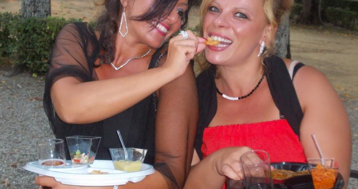 Piattino di plastica nero monouso per happy hour e aperitivi